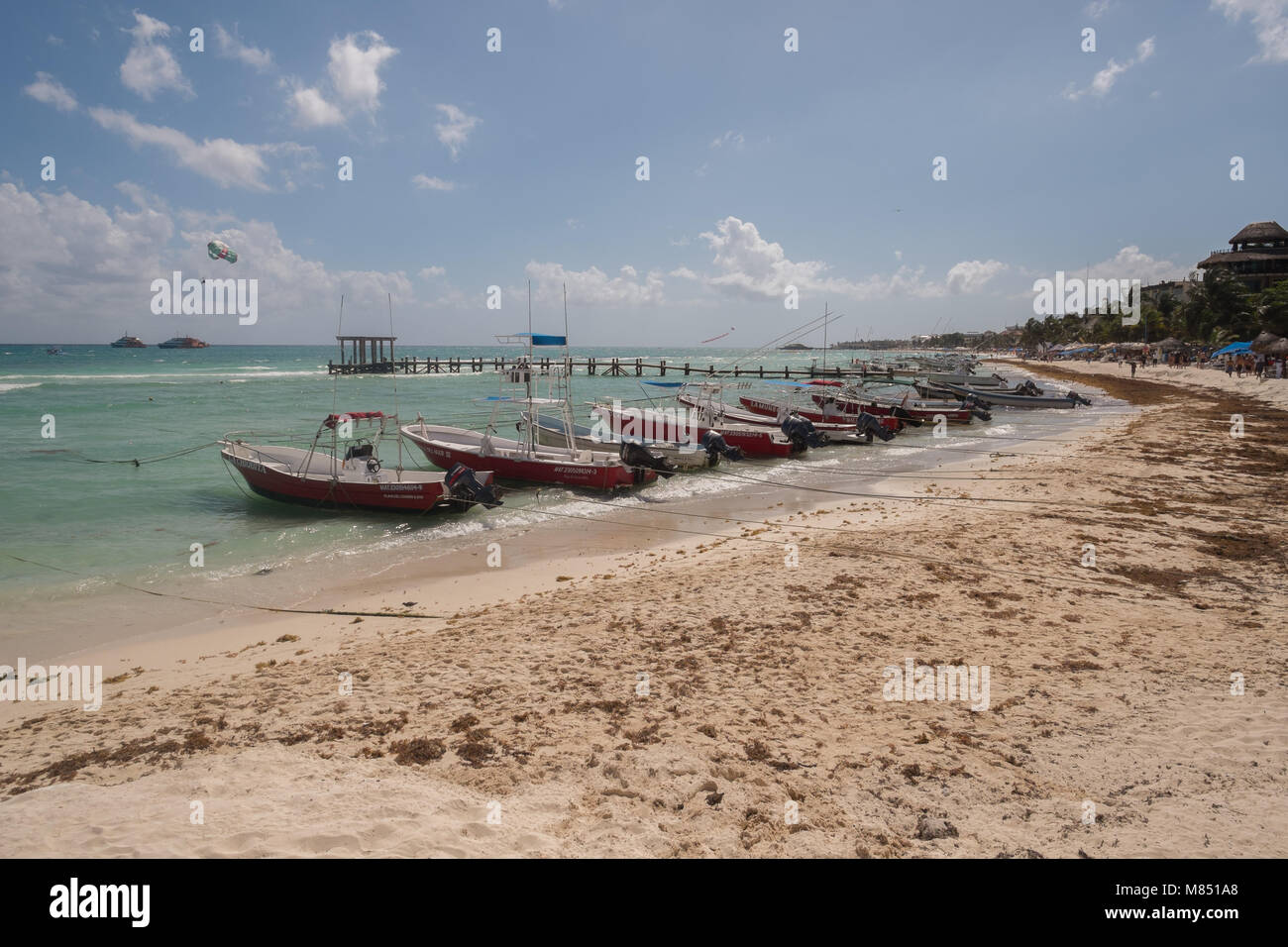 Barche di pescatori sulla spiaggia di Cancun Foto Stock