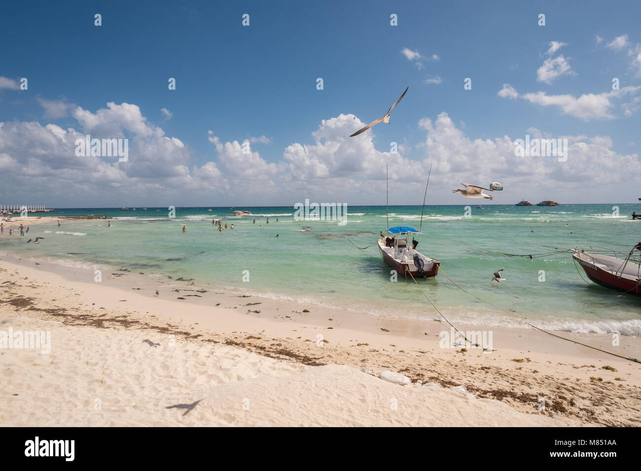 Barche di pescatori sulla spiaggia di Cancun Foto Stock