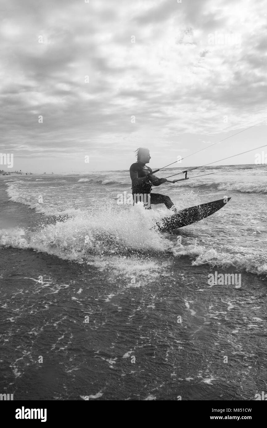 Kiteboarders in azione sul Mare del Nord. Foto Stock