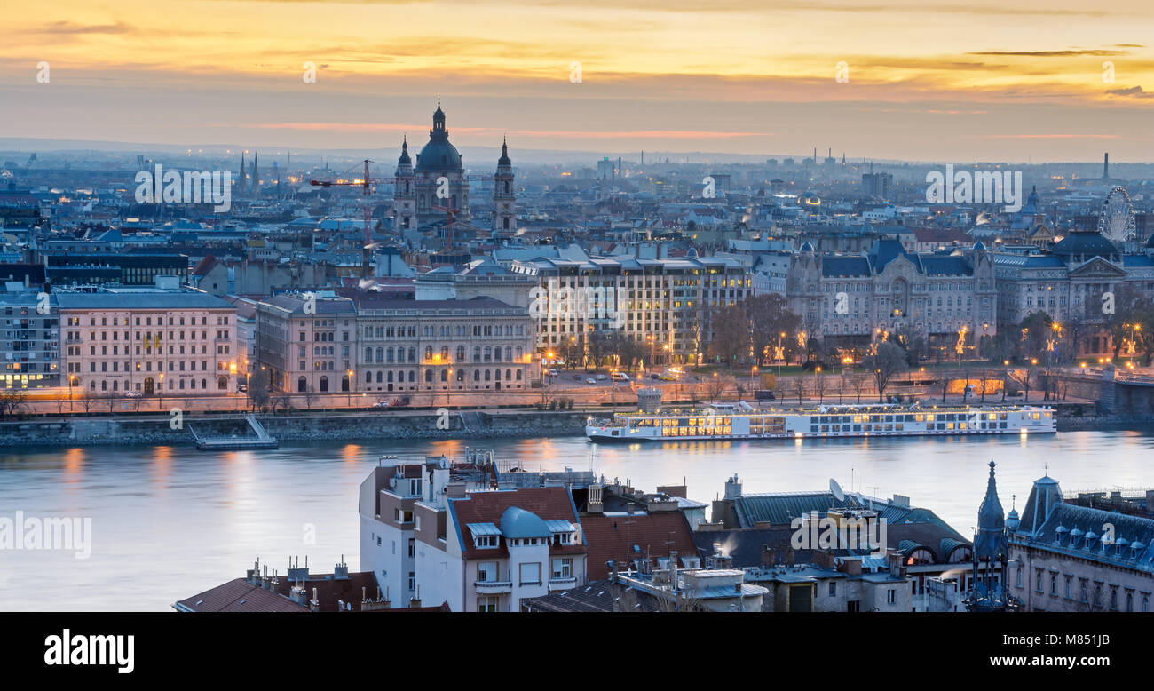 Il lungofiume di Pest di Budapest, st. Stephen Basilica di cupole, nave da crociera al molo Foto Stock