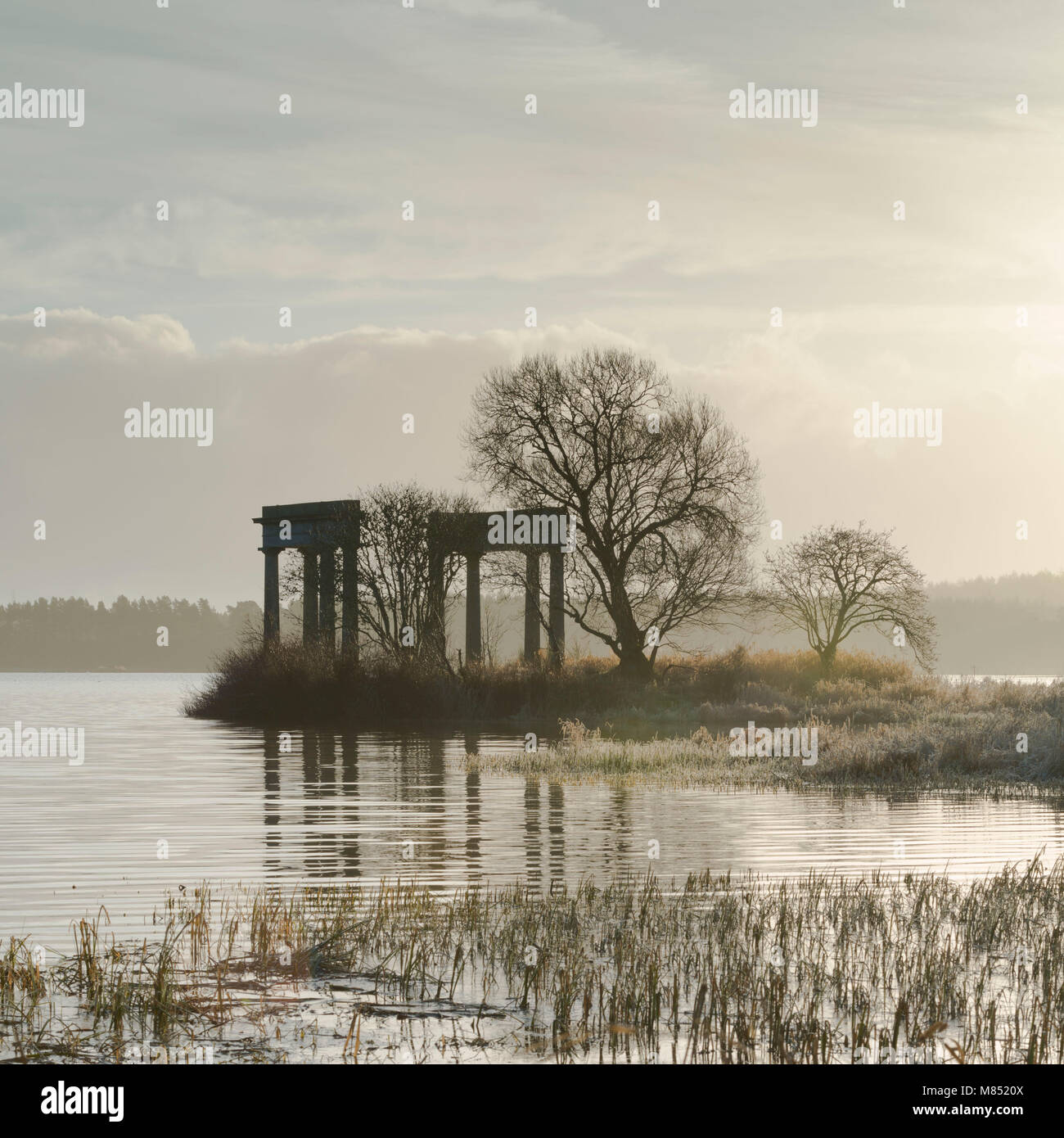 Il tempio, una follia sul lato sud del Loch di Skene, allo spuntar del giorno Foto Stock