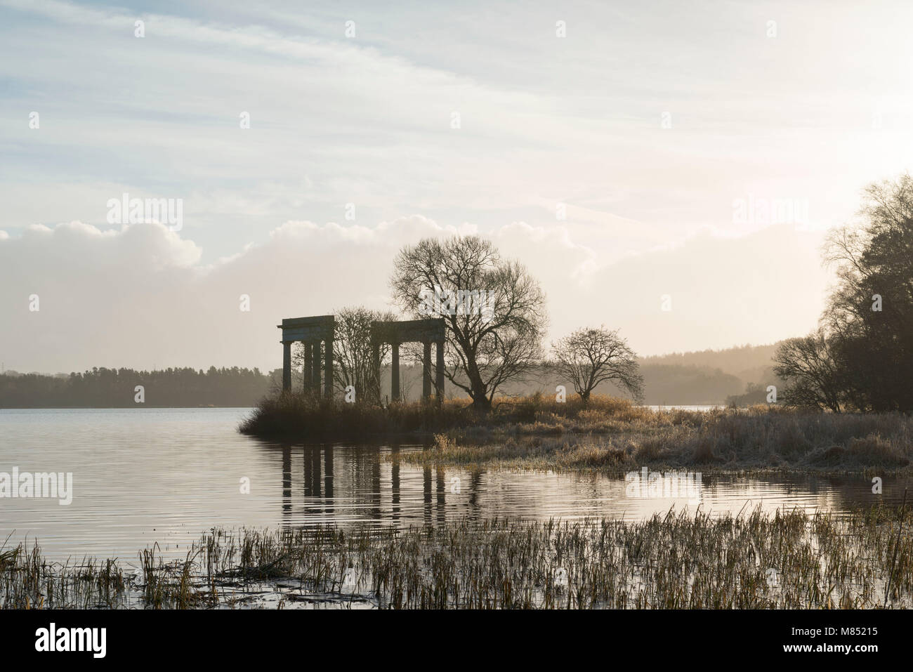 Il tempio, una follia sul lato sud del Loch di Skene, allo spuntar del giorno Foto Stock