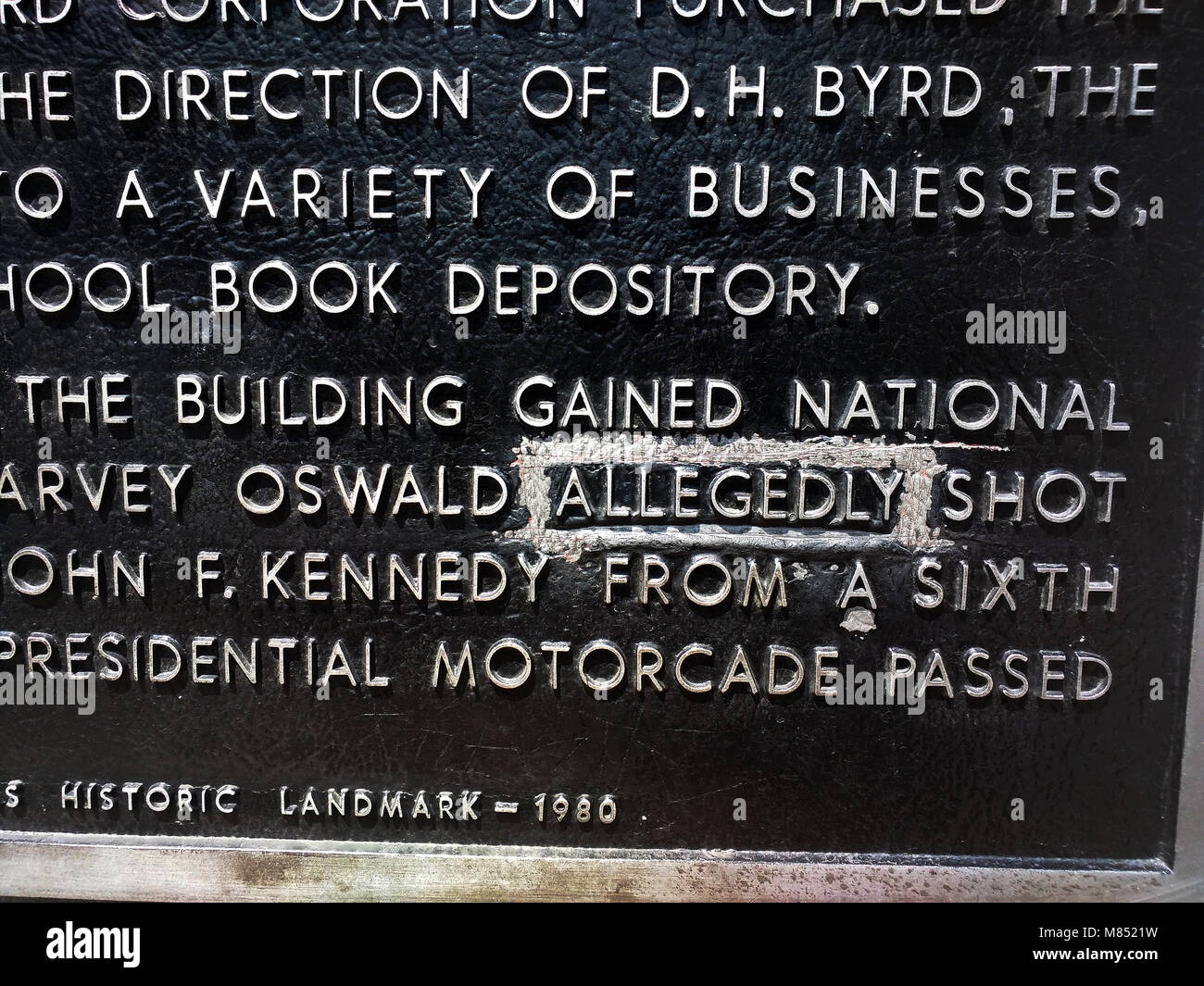 Marcatore storico posto sulla ex Texas Dispository prenota ora il Museo JFK dove Lee Harvey Oswald è creduto di essere stato l'unico assassino del Presidente John F. Kennedy nel 1963. Ci sono scettici. Molti ritengono che non vi è stato un altro pistolero e hanno attaccato intorno al marcatore la parola 'assertivamente.' per vedere a tutti e mi chiedo, è stato Oswald agendo da solo. Foto Stock