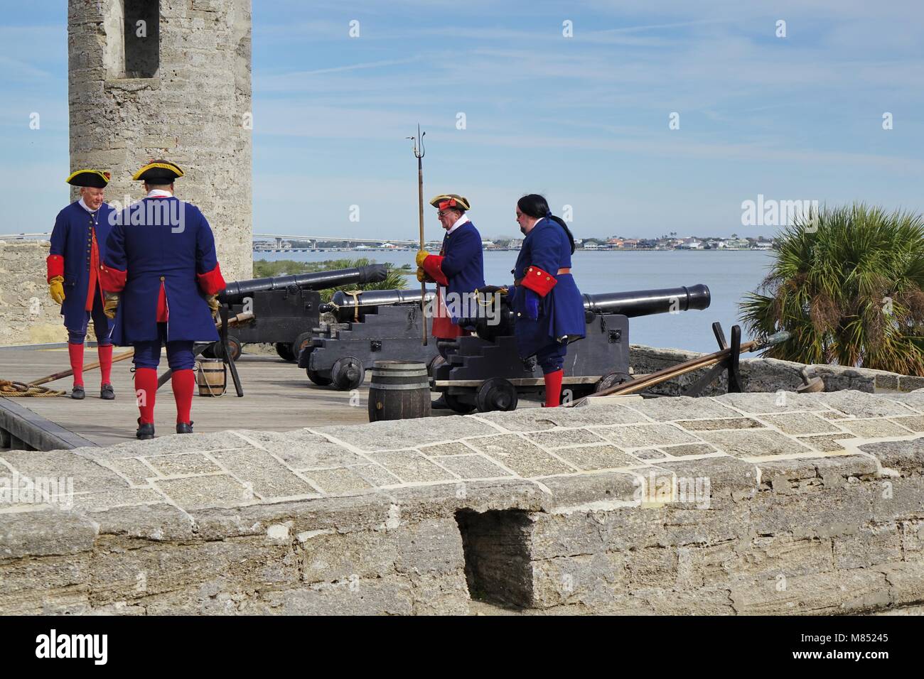 Equipaggio di Cannone prepara a fuoco il cannone al Castillo de San Marcos National Monument Foto Stock