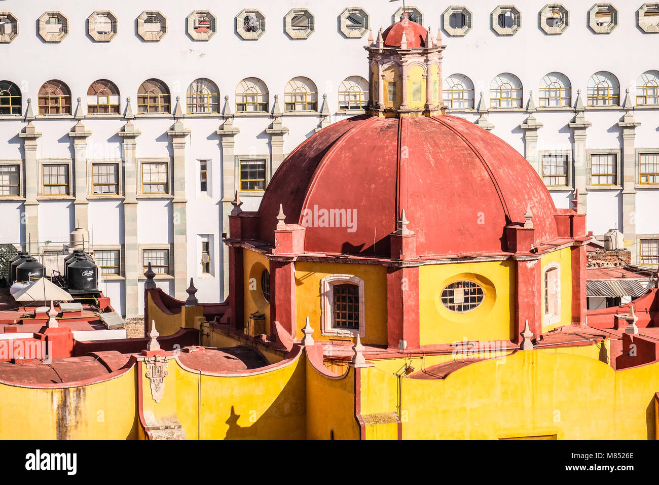 Una vista da sopra della Bacilica di Nostra Signora di Guanajuato, Università di Guanajuato,e le case colorate su pendio Foto Stock