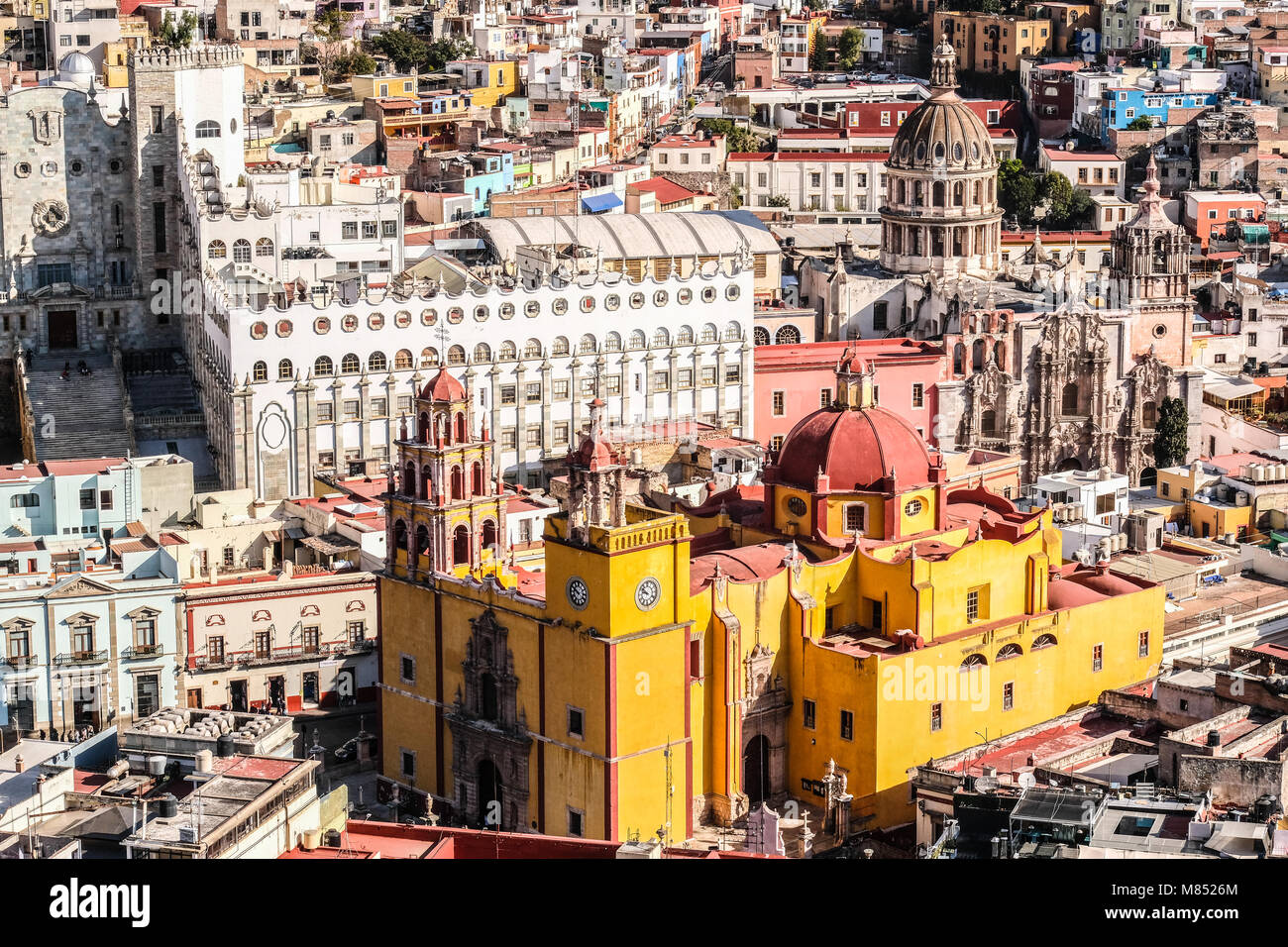 Una vista da sopra della Bacilica di Nostra Signora di Guanajuato, Università di Guanajuato,e le case colorate su pendio Foto Stock