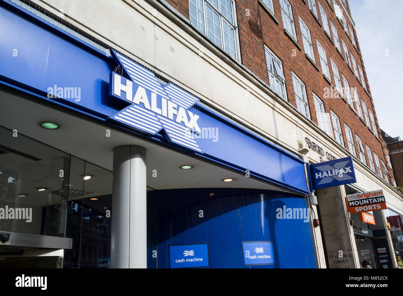 Halifax Bank su Kensington High Street Kensington, London, Regno Unito Foto Stock