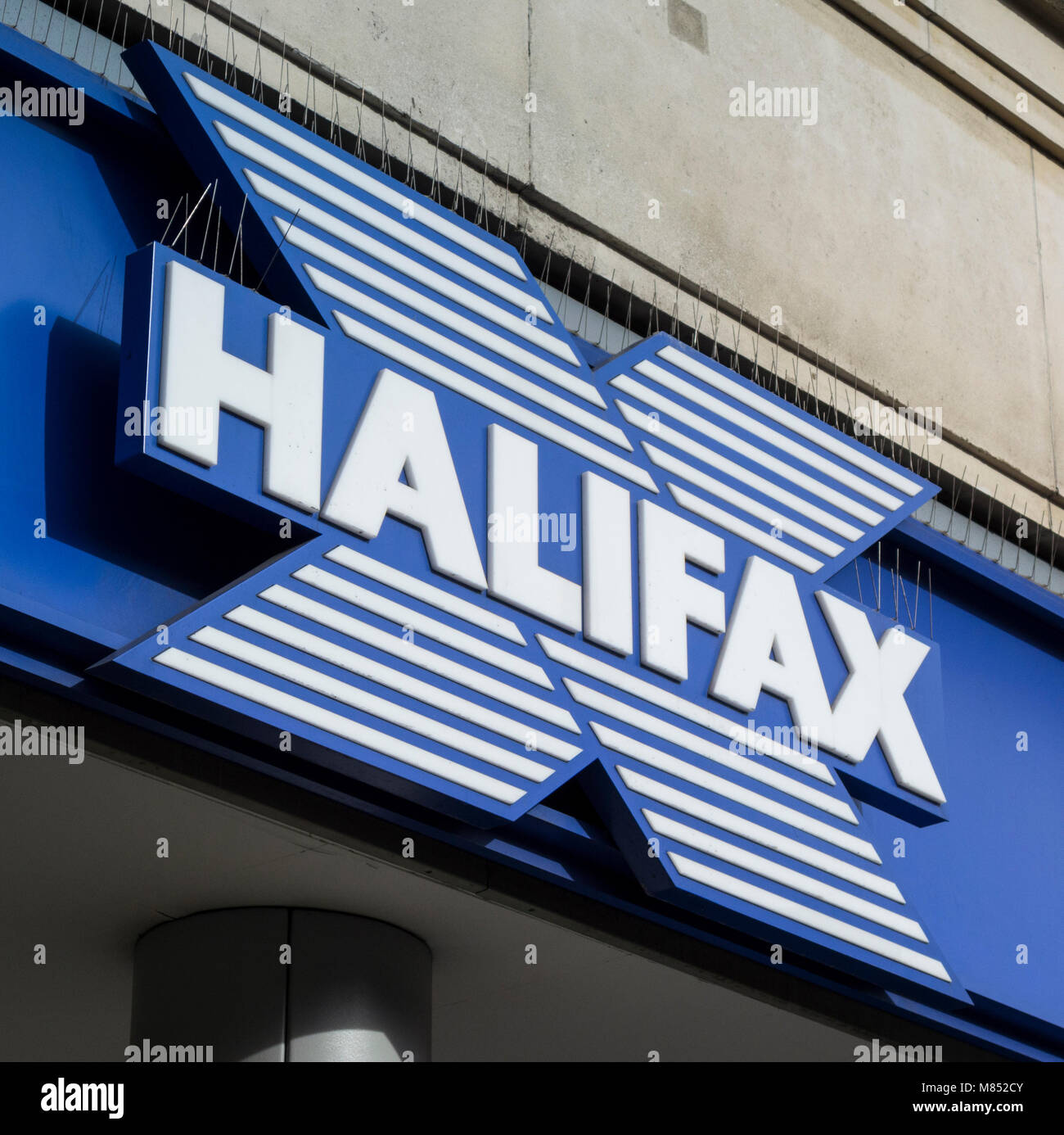 Halifax Bank su Kensington High Street Kensington, London, Regno Unito Foto Stock