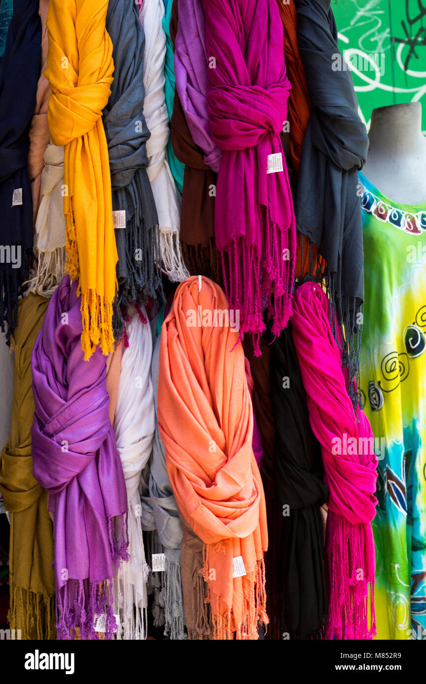 Scialli, tessuti, colori, vendita chalinas, Messico, accessori donna, locar  vendita Foto stock - Alamy