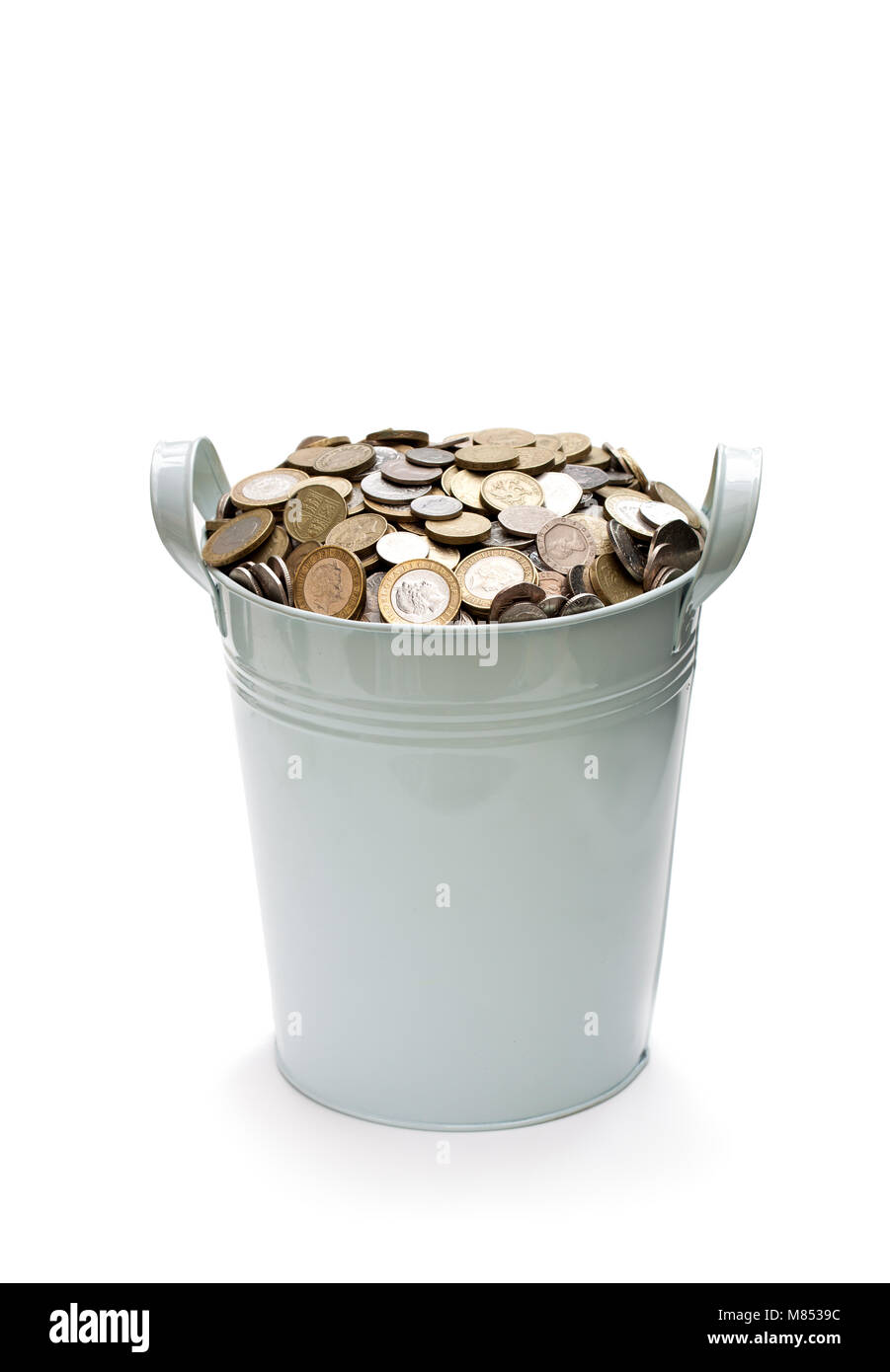Benna di metallo pieno di lira sterlina monete isolato su bianco Foto Stock