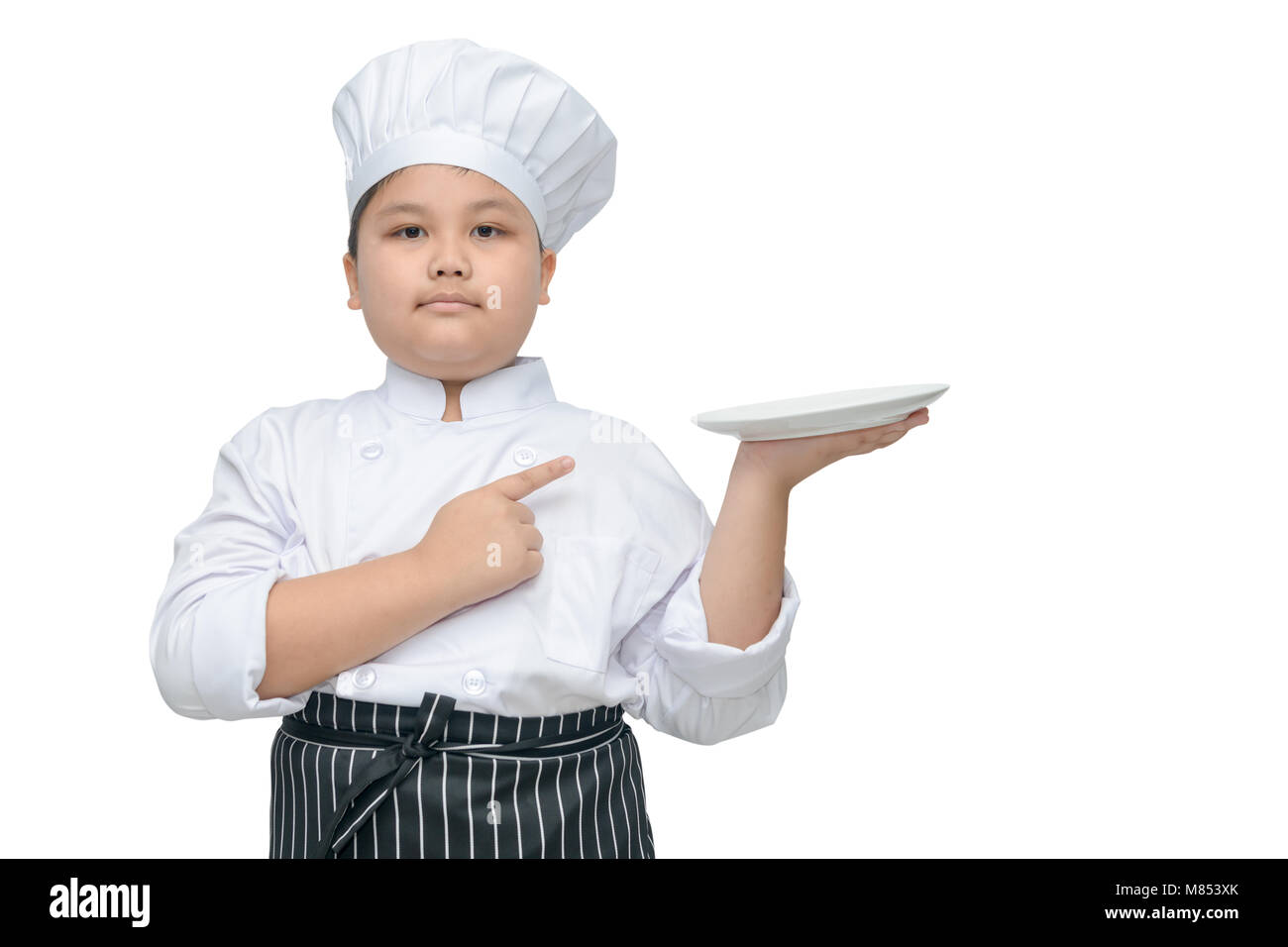 Ritratto di Fat Boy chef di puntamento segno ok con cook hat e grembiule isolato su uno sfondo bianco Foto Stock