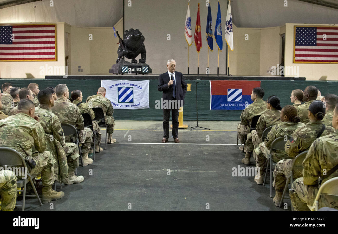 Stati Uniti Il Segretario della Difesa James Mattis visitato Bagram Airfield oggi per impegnare USFOR-una coalizione e sostegno deciso servicemembers missione sullo stato attuale del comune di affari militari in Afghanistan. Foto Stock