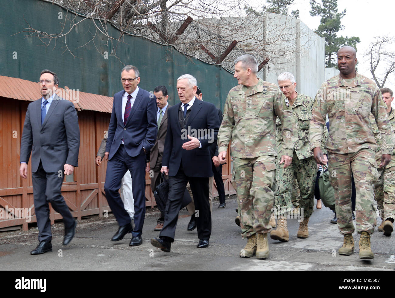 Stati Uniti Il Segretario della Difesa James Mattis visitato sostegno deciso la sede centrale della missione a Kabul, Afghanistan, incontro con il gen. John Nicholson, risoluto comandante di supporto, e altri alti funzionari della NATO e i funzionari afghani per discutere sia lo sforzo militare e il potenziale per la pace tra i talebani e il governo afgano, 13 marzo 2018. (Foto di Erickson Barnes) Foto Stock