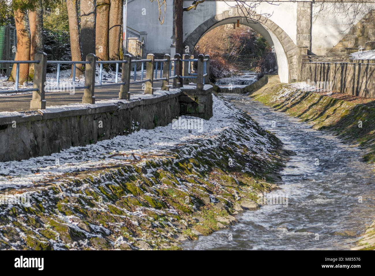 Nizza Creek e di passaggio per persone con ponte Foto Stock