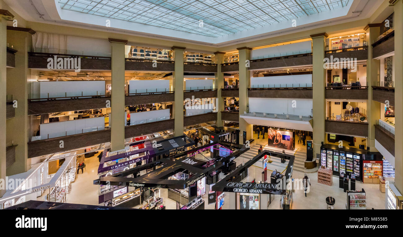 Vista interna del department store di Helsinki, Finlandia Foto Stock