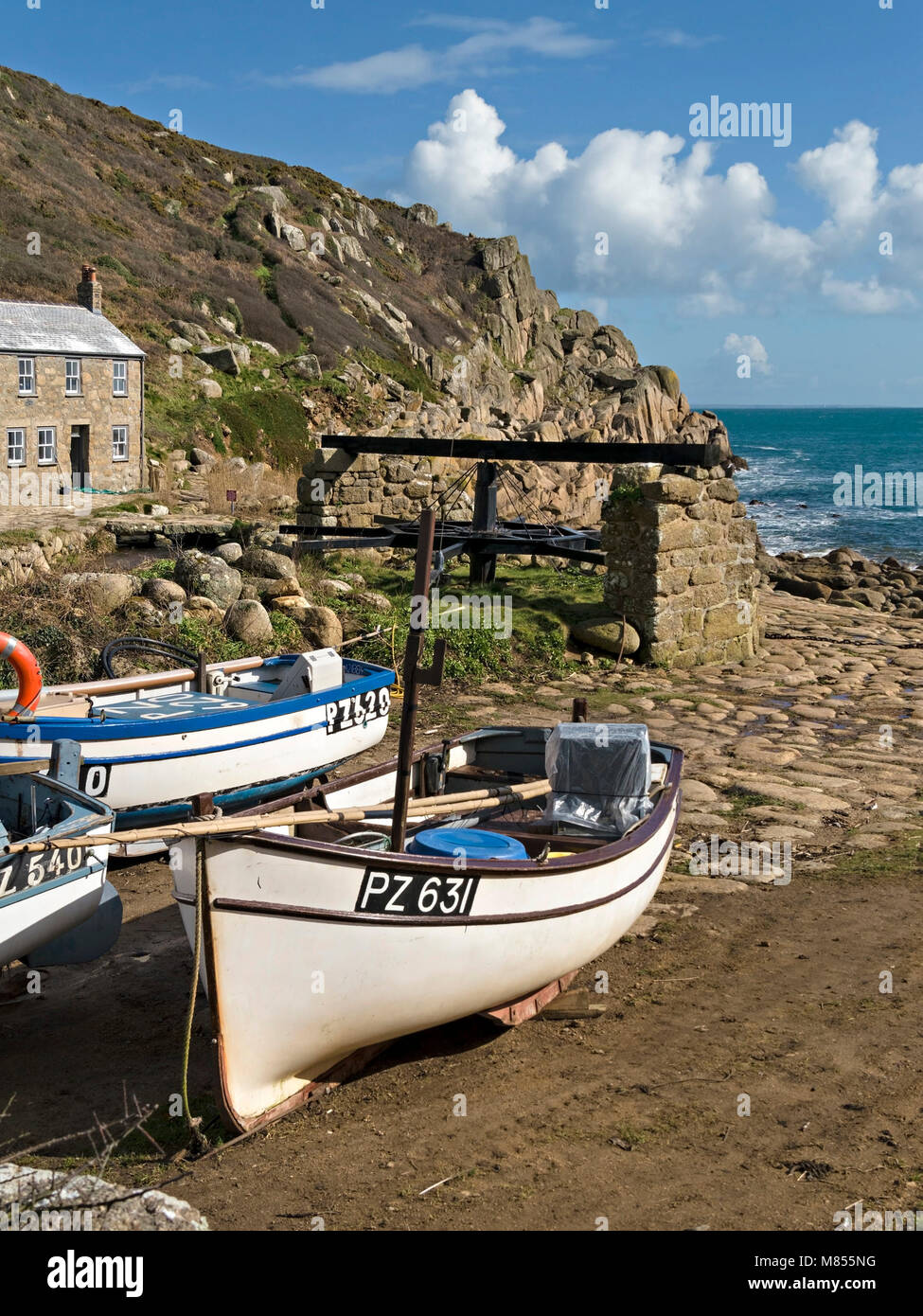 Cornish barche da pesca e argano verricello in barca su uno scalo a Penberth Cove, Cornwall, Inghilterra, Regno Unito. La posizione era usato durante le riprese di Poldark serie TV Foto Stock