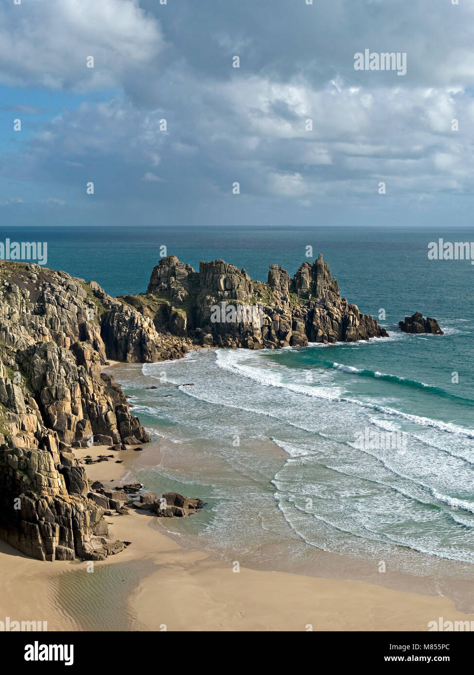 Pedn Vounder beach e Logan headland della roccia come visto da sud la Cornovaglia sentiero costiero vicino Porthcurno, Cornwall, Regno Unito Foto Stock