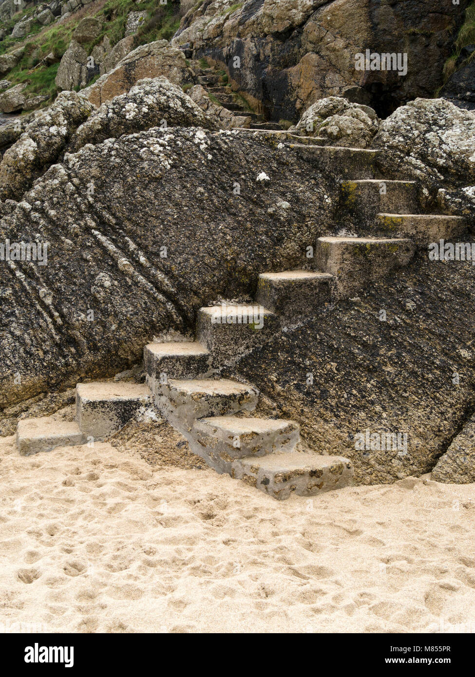 Passi concreti sulla strada costiera che porta da Porthcurno spiaggia di rocce e di Cliff verso Minack Theatre, Cornwall, England, Regno Unito Foto Stock