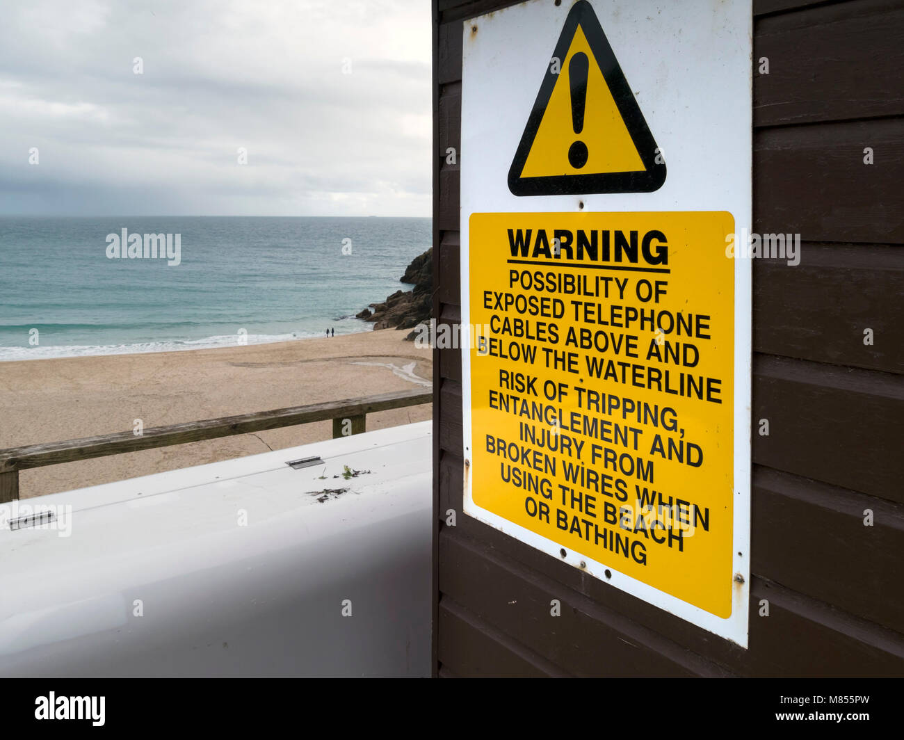 Segnale di avvertimento sui pericoli di subacquea, metropolitana, telefono sottomarina di cavi di comunicazione, Porthcurno, Cornwall, Regno Unito Foto Stock