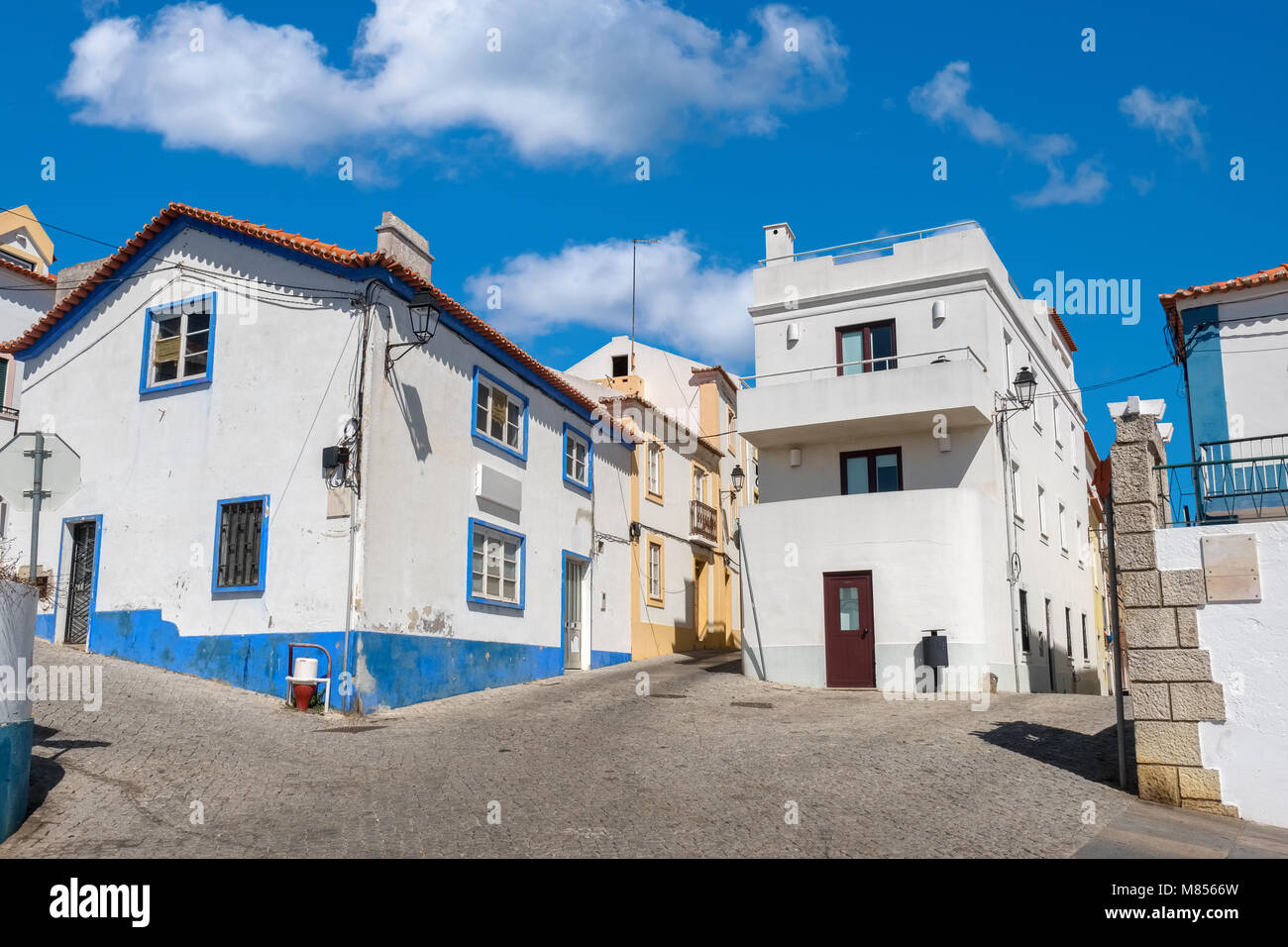 Strada di ciottoli nel centro storico di Sines. Alentejo, Portogallo, Europa Foto Stock