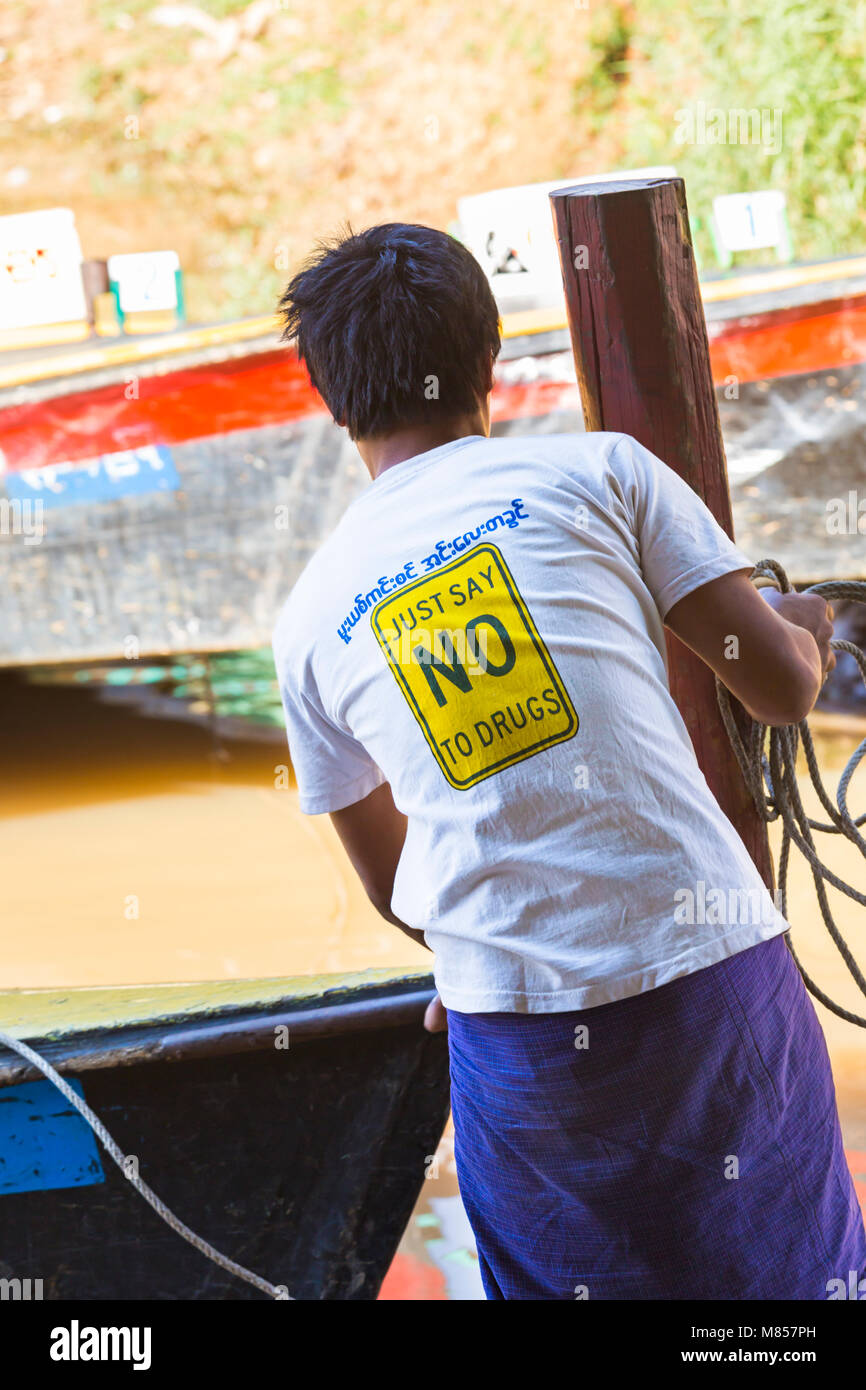 Basta dire no alla droga - Dettagli sul retro di t-shirt sull uomo al Lago Inle, Myanmar (Birmania), l'Asia in febbraio Foto Stock
