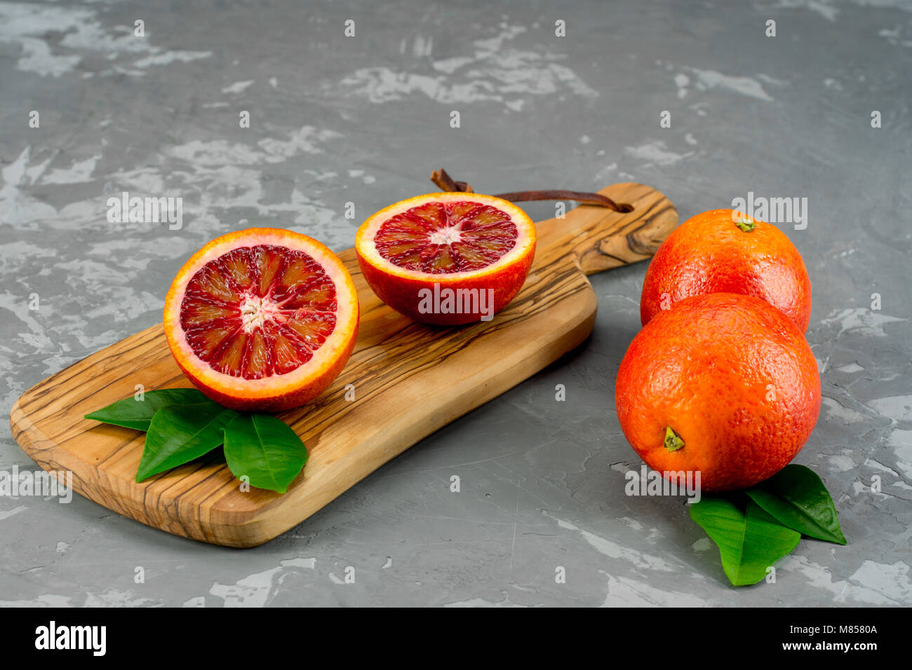 Affettato e tutto mature succosa siciliano di arance sanguigne frutti più concreto sfondo texture. Vista da sopra con lo spazio. Foto Stock