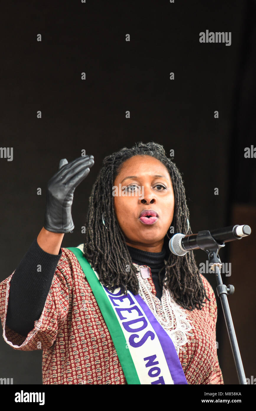 Dawn Butler MP parla alla protesta per l'uguaglianza femminile del 4 marzo organizzata da Care International a Londra, Regno Unito. MP. Manodopera Foto Stock