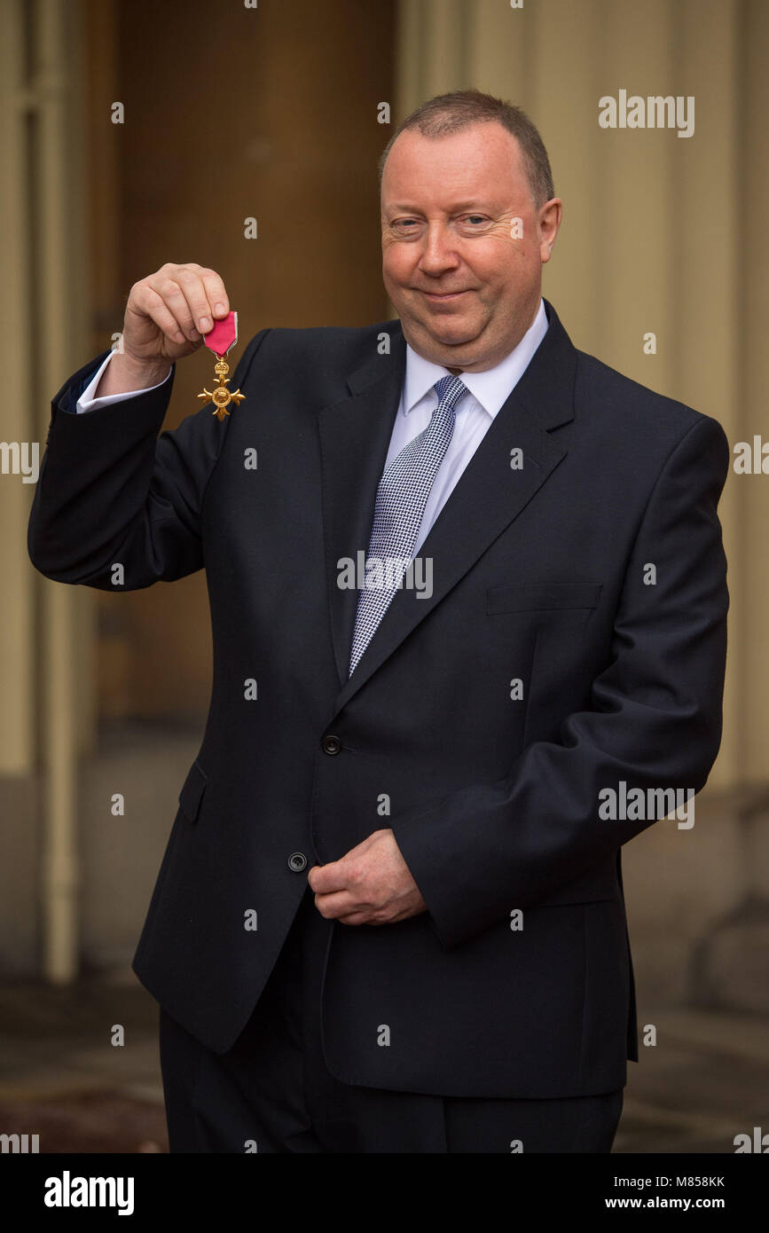 Scafo città della cultura manager Jonathan Pywell con la sua medaglia OBE, premiato dal Principe di Galles, in seguito ad una cerimonia di investitura a Buckingham Palace a Londra. Foto Stock