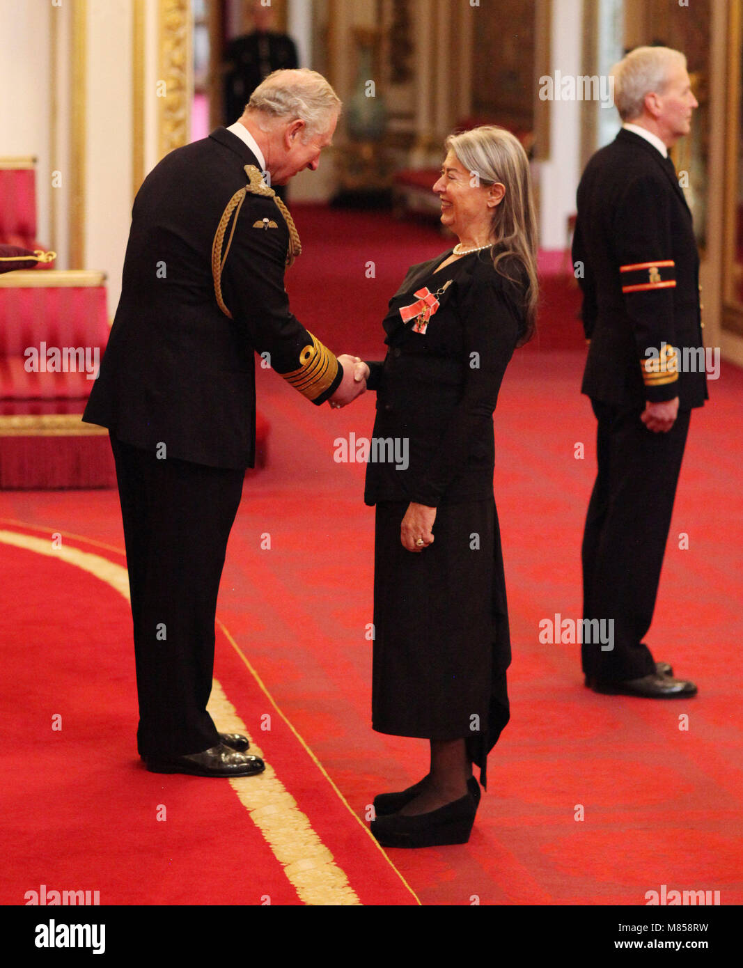 La signora Victoria Miro da Londra è realizzato un OBE (ufficiale dell'ordine dell'Impero Britannico) dal Principe di Galles durante una cerimonia di investitura a Buckingham Palace. Foto Stock