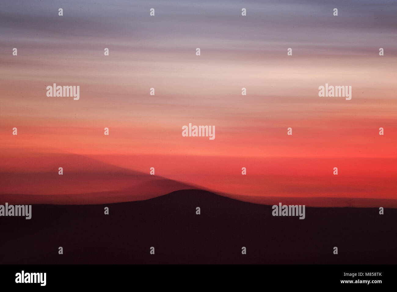 Orizzonte sfocata durante un rosso infuocato tramonto a Konza Prairie nelle colline di Selce, Kansas, STATI UNITI D'AMERICA Foto Stock