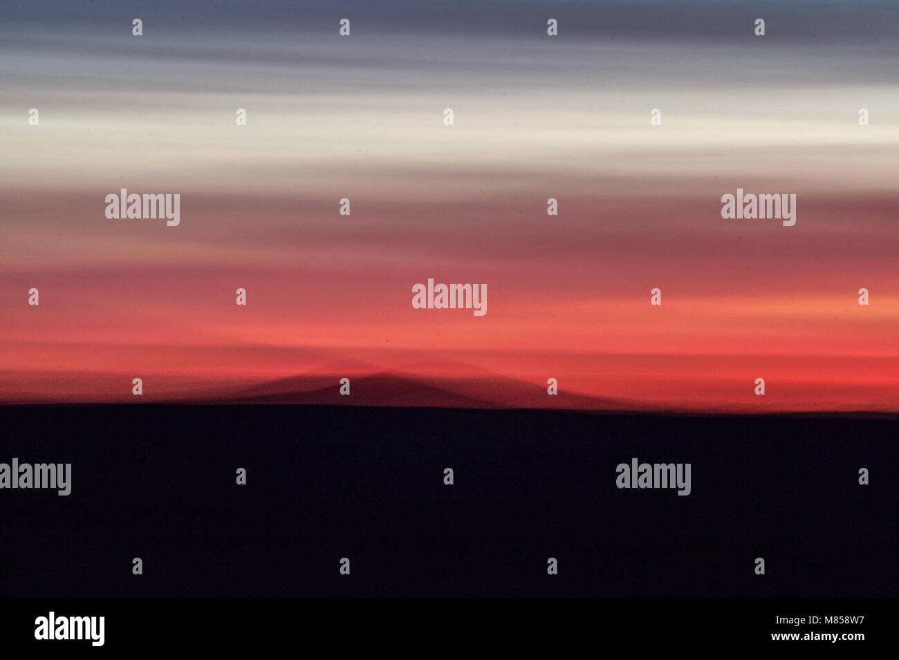 Orizzonte sfocata durante un rosso infuocato tramonto a Konza Prairie nelle colline di Selce, Kansas, STATI UNITI D'AMERICA Foto Stock