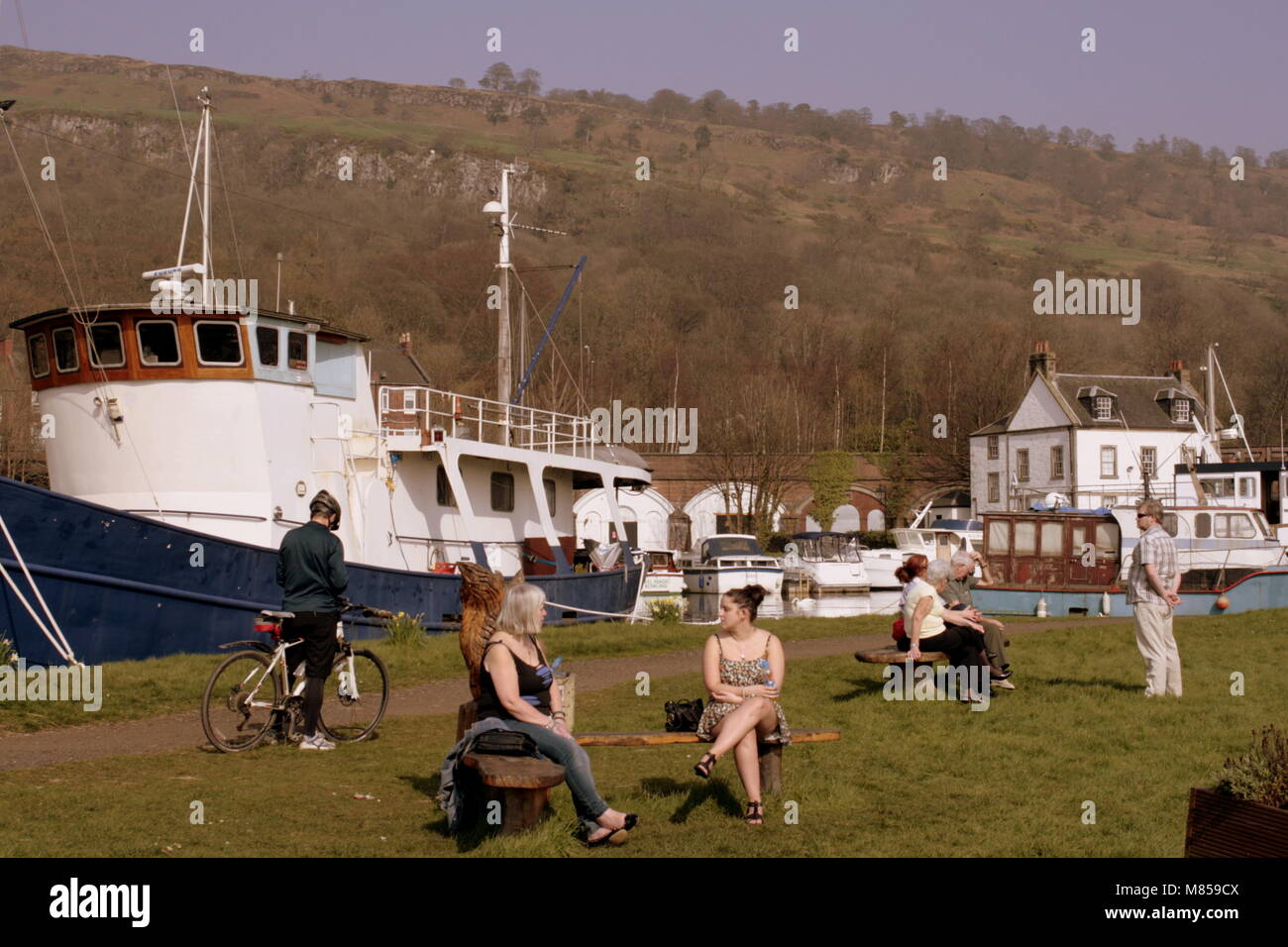 I turisti e i locali godono di una soleggiata giornata estiva Harbour ingresso al canale di Forth e Clyde sul fiume Clyde, Bowling, West Dunbartonshire, Glasgow Foto Stock