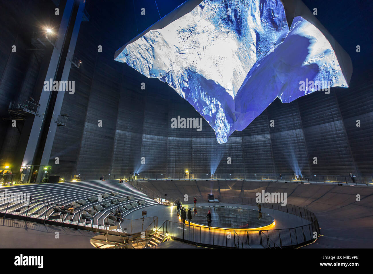 Oberhausen, Gasometro sala espositiva, la Germania, la mostra 'La montagna chiama', circa le avventure, la natura e i miti della montagna nella parte inferiore tw Foto Stock