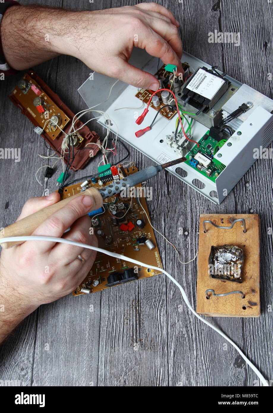 Riparazione di apparecchiature elettroniche Foto Stock