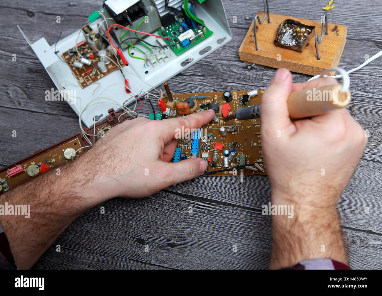 Opera del Maestro sulla riparazione di radio dei dispositivi elettronici Foto Stock