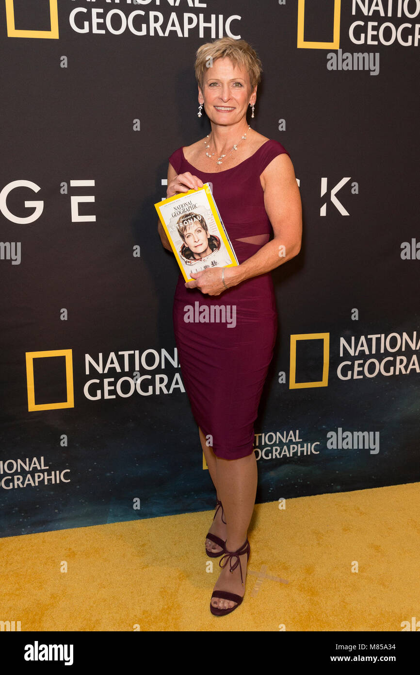 New York, Stati Uniti. Xiv Mar, 2018. Peggy Whitson assiste National Geographic world premiere screening di uno strano roccia ad Alice Tully Hall Credito: Lev Radin/Pacific Press/Alamy Live News Foto Stock