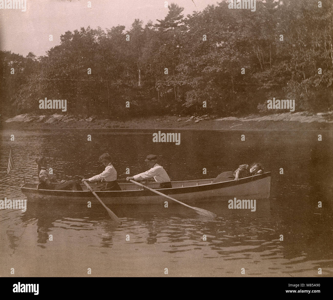 Antique circa 1905 fotografia, famiglia in una barca a remi sul fiume Sasanoa. La posizione è in o vicino a Riggsville (ora Robinhood), Maine in Sagadahoc County, Stati Uniti d'America. Foto Stock