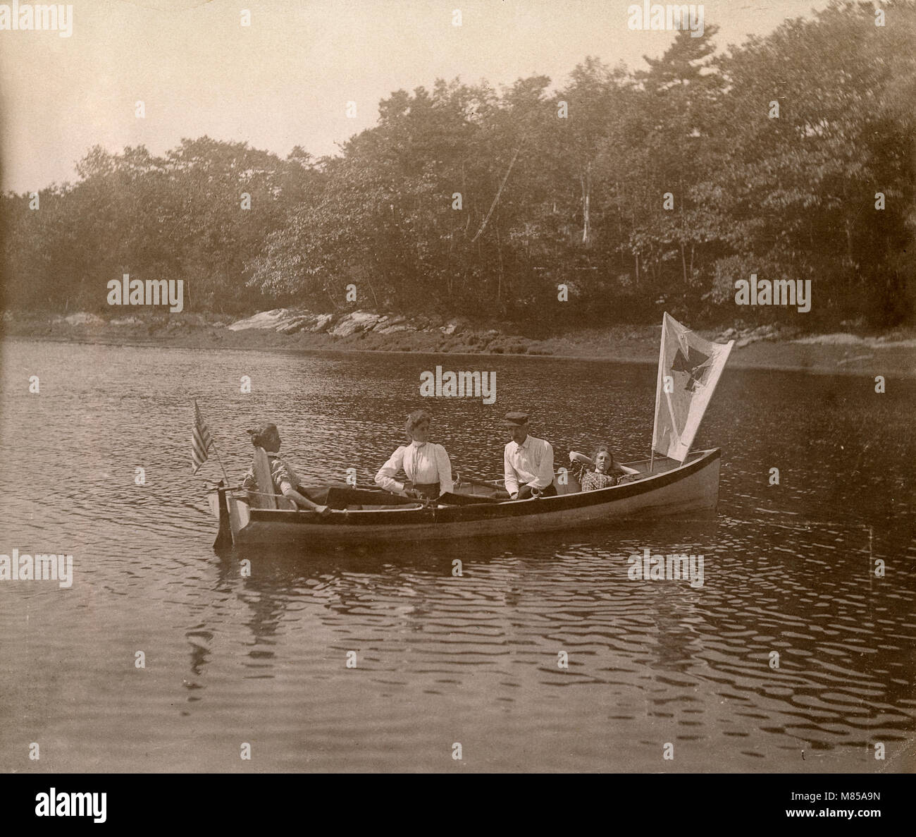 Antique circa 1905 fotografia, famiglia in una barca a remi sul fiume Sasanoa. La posizione è in o vicino a Riggsville (ora Robinhood), Maine in Sagadahoc County, Stati Uniti d'America. Foto Stock