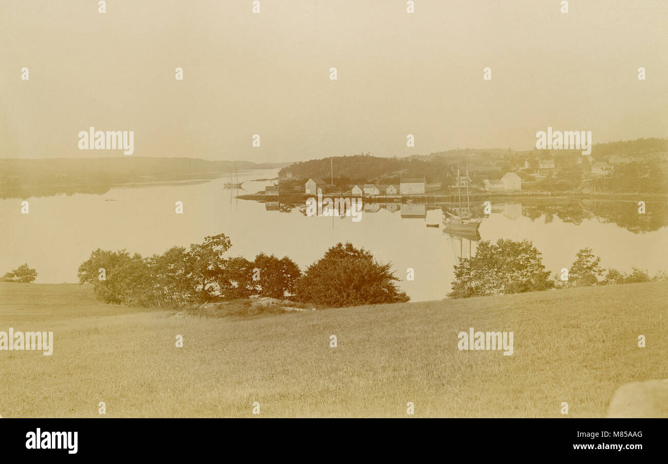 Antique circa 1905 fotografia, comunità locale sul fiume Sasanoa. La posizione è in o vicino a Riggsville (ora Robinhood), Maine in Sagadahoc County, Stati Uniti d'America. Foto Stock