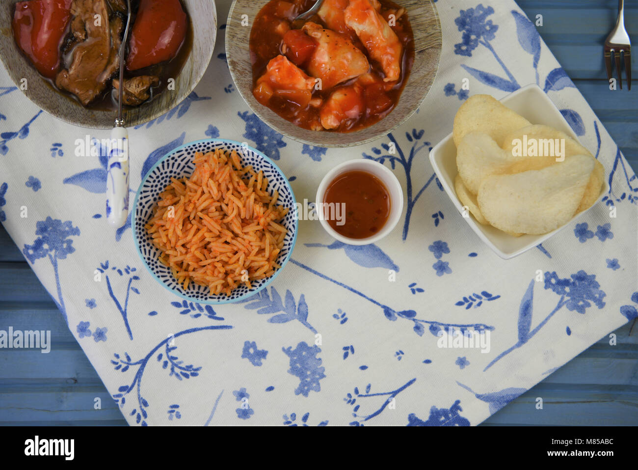 Cinese di prendere il via con il cibo nei piatti cucinati e serviti su un tavolo Foto Stock