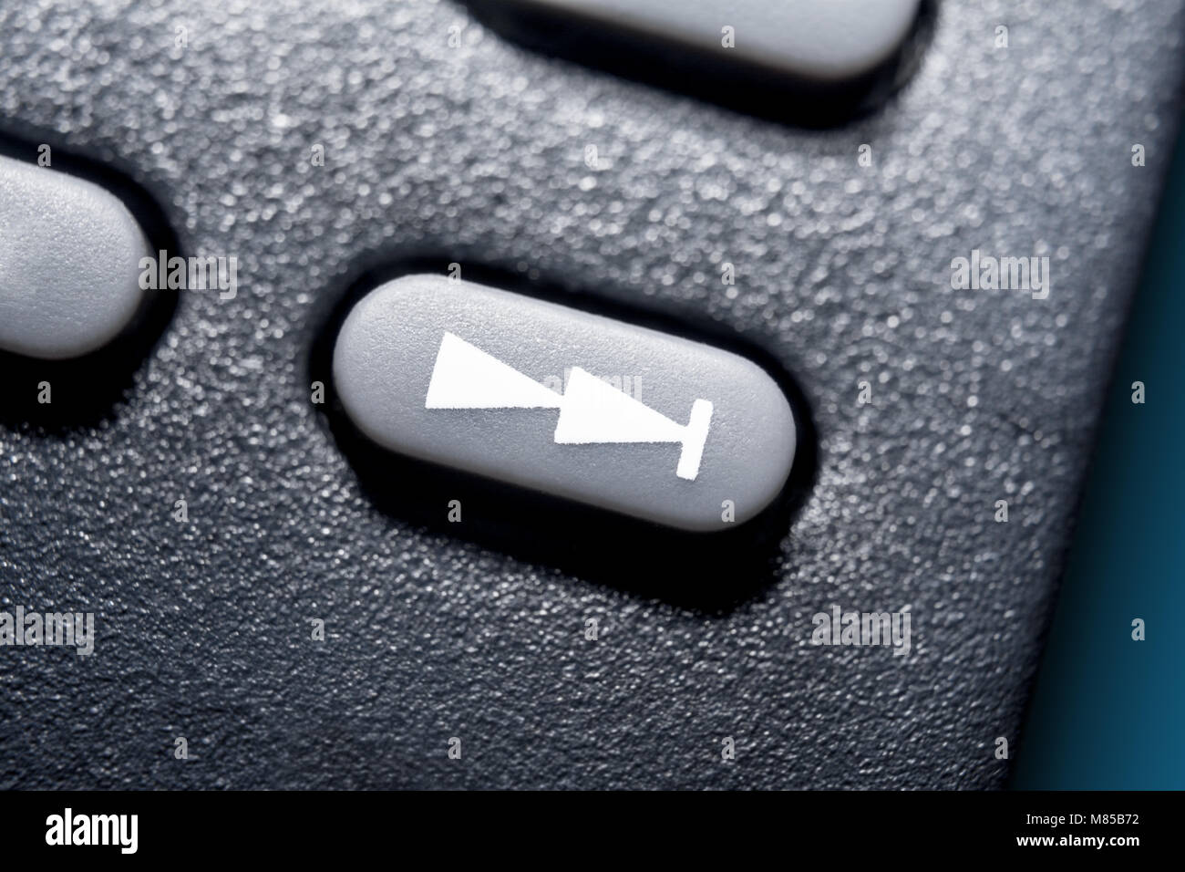 Macro di un nero pulsante Avanti sul nero Telecomando per un impianto hifi sistema Audio Stereo Foto Stock Macro di un nero pulsante Avanti sul nero Telecomando per un impianto hifi sistema Audio Stereo Foto Stock
