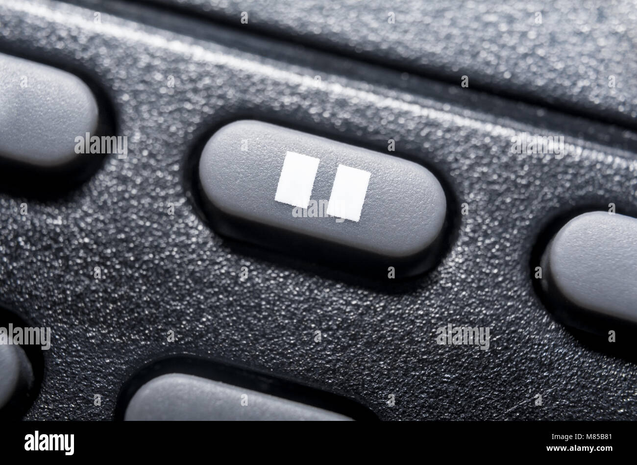 Macro di un nero pulsante Pausa sul nero Telecomando per un impianto hifi sistema Audio Stereo Foto Stock Macro di un nero pulsante Pausa sul nero Telecomando per un impianto hifi sistema Audio Stereo Foto Stock