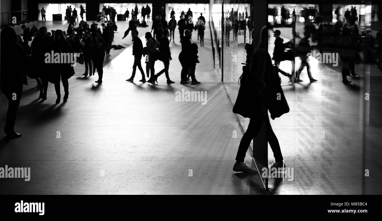 Ombre di persone della Tate & Lyle Turbine Hall Foto Stock
