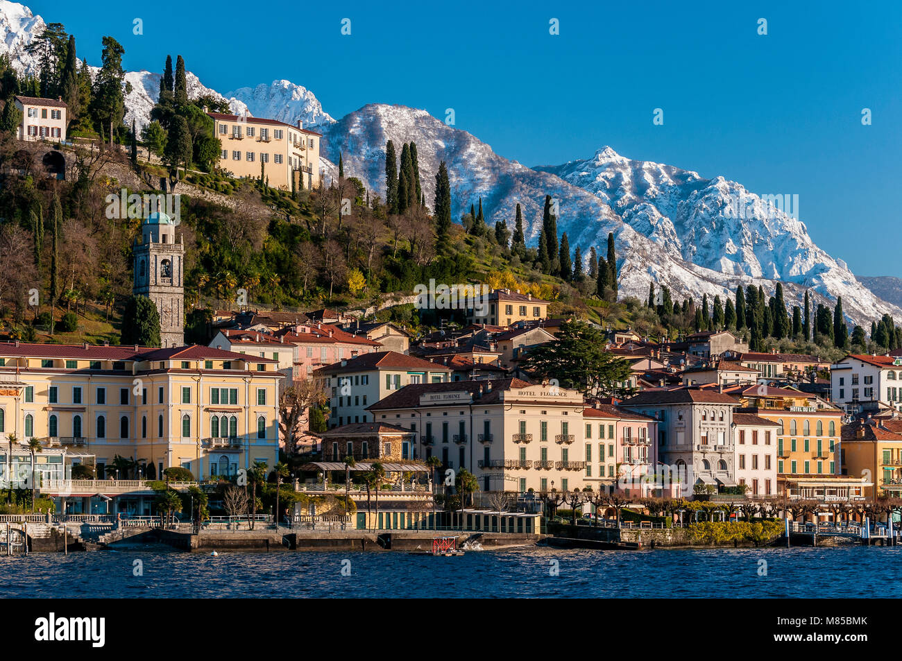Vista invernale del bel lago città di Bellagio, Lago di Como, Lombardia, Italia Foto Stock