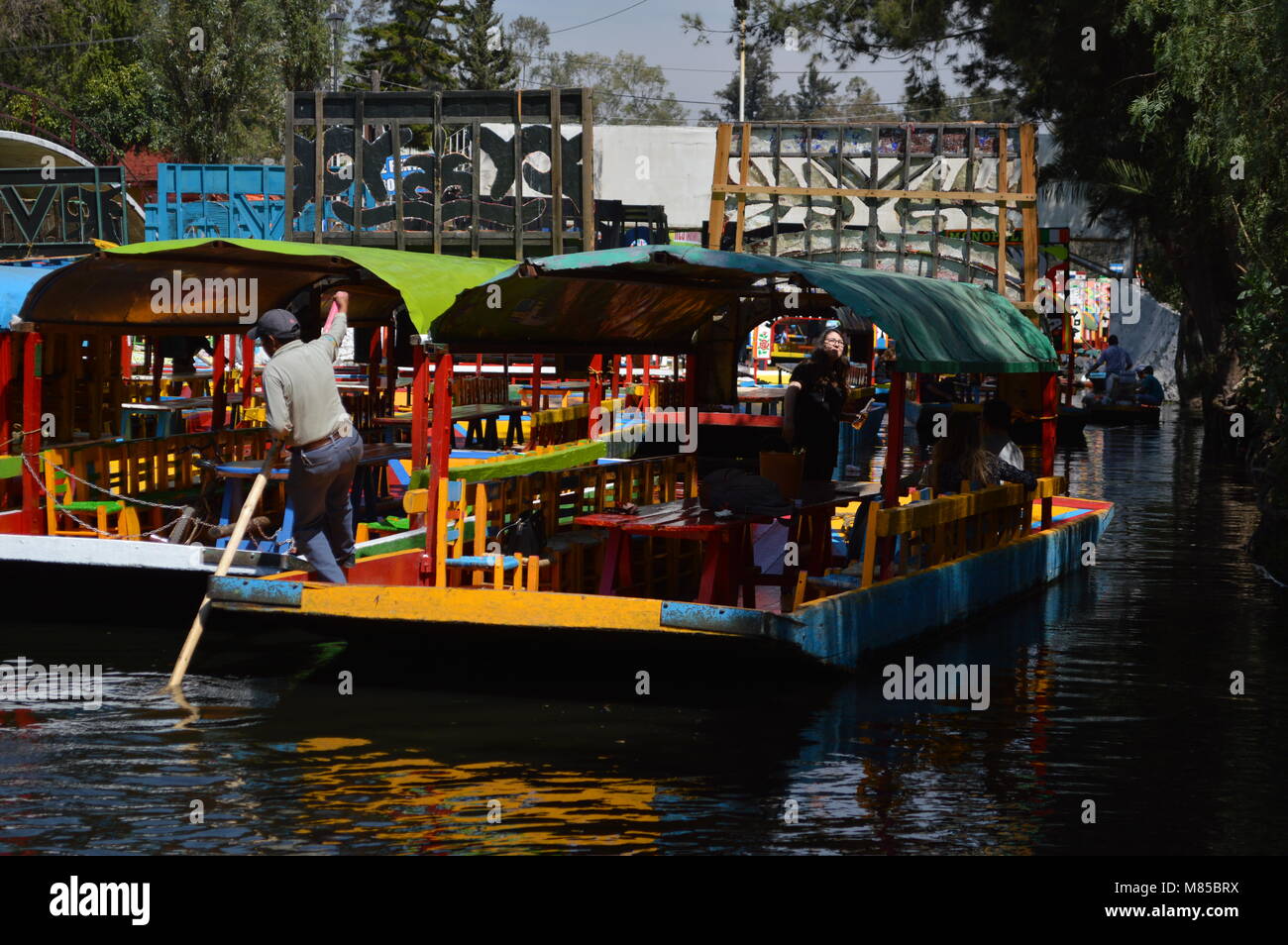 Un uomo una sterzata trajinera in Xochimilco, Città del Messico Foto Stock