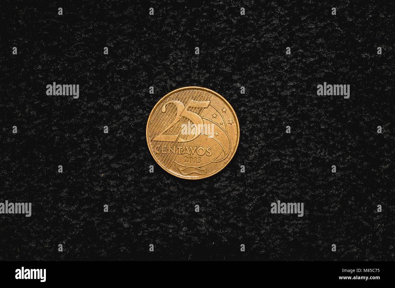 Venti cinque centesimi moneta, moneta reale dal Brasile. Coin su uno sfondo scuro. Foto Stock