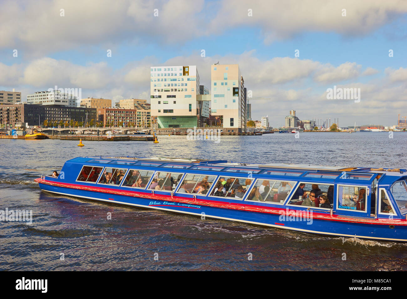 Gita in barca sul fiume IJ e Palazzo di Giustizia (Paleis van Justitie), da Felix Claus, IJdock, Amsterdam, Paesi Bassi. Uno di un complesso di buil Foto Stock