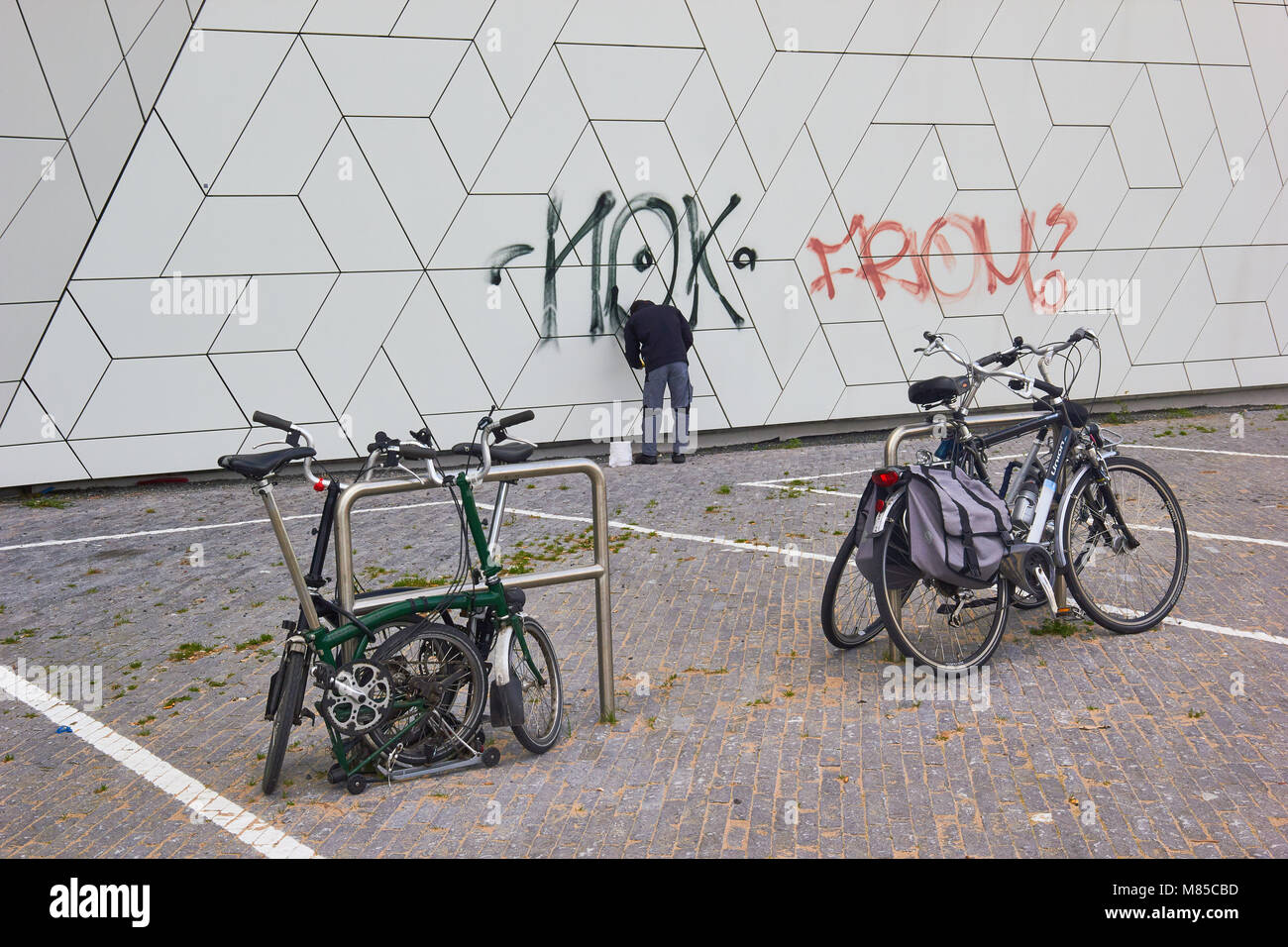L'uomo rimozione di graffiti, occhio Film Instittute, Overhoeks, Amsterdam-Noord, Amsterdam, Paesi Bassi. Foto Stock