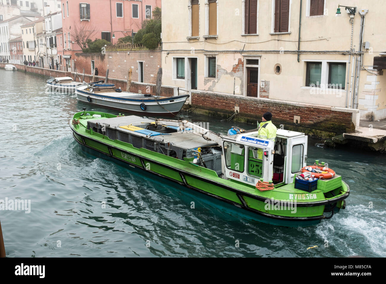 Barca raccogliere rifiuti a Venezia, Italia Foto Stock