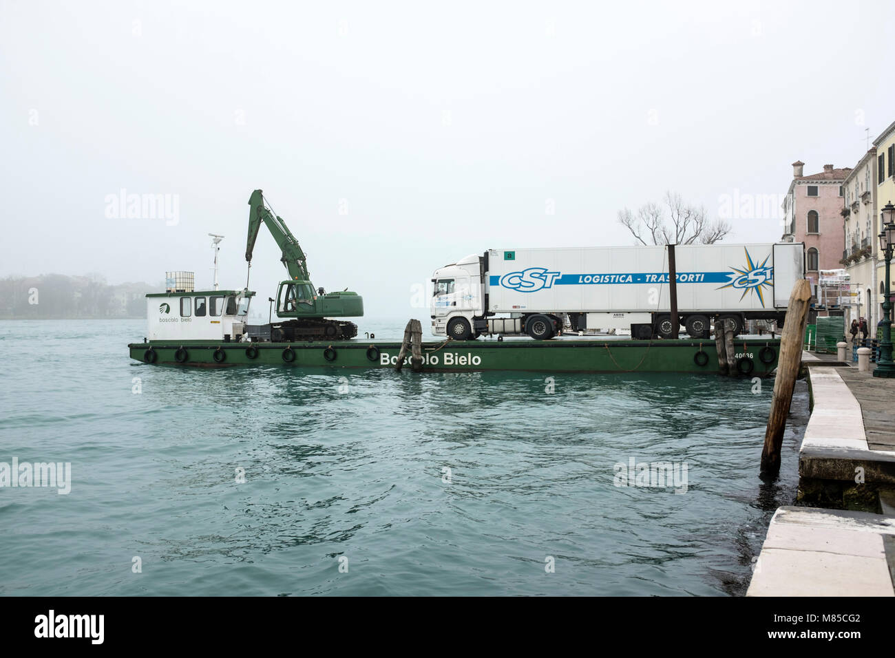 Erogazione di un supermercato da carrello a Venezia, Italia Foto Stock